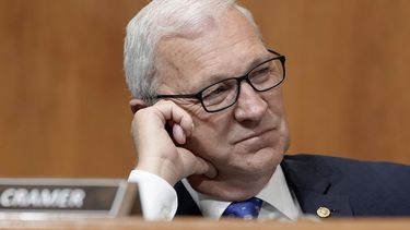 El senador Kevin Cramer, republicano por Dakota del Norte, durante una audiencia de la Comisión de Medio Ambiente y Obras Públicas del Senado en el Capitolio, el 5 de junio de 2024, en Washington. (AP Foto/Mariam Zuhaib, Archivo)