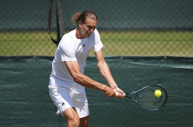 Alexander Zverev durante una sesión de práctica en el All England Lawn Tennis and Croquet Club antes de iniciar el torneo de Wimbledon el viernes 27 de junio del 2025. (John Walton/PA via AP)