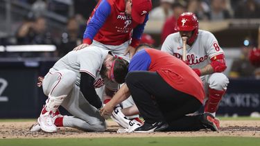 Harper se rompe el pulgar, Filis ganan 4-2 a Padres