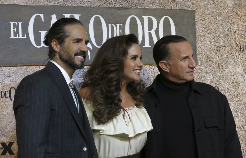 Los actores José Ron, izquierda, Lucero, centro, y Plutarco Haza posan en la alfombra roja de la serie de ViX El gallo de oro en la Ciudad de México el martes 17 de octubre de 2023. (Foto AP/Berenice Bautista)