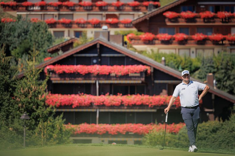 El golfista sudafricano Thriston Lawrence en acción durante la cuarta y última ronda del torneo de golf European Masters en Crans-Montana, Suiza, el domingo 6 de septiembre de 2026. (Valentin Flauraud/Keystone vía AP)