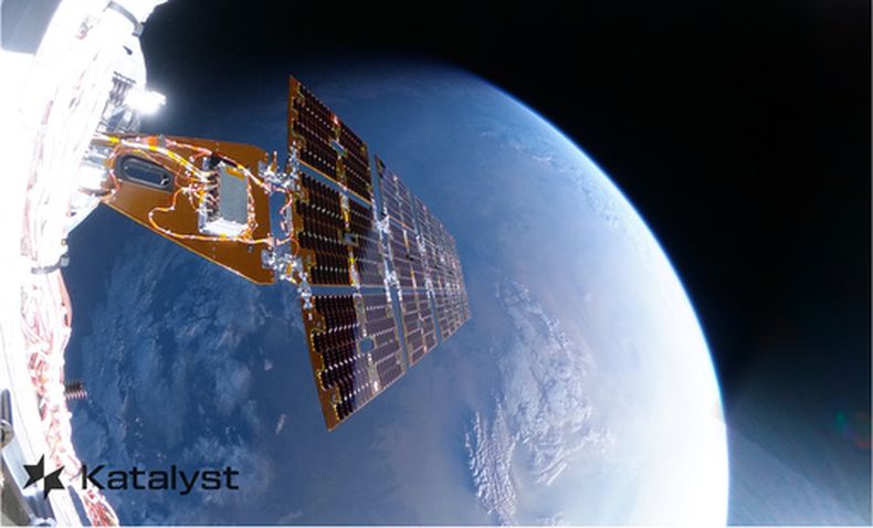 Esta fotografía facilitada por Katalyst Space muestra un panel solar en la nave espacial robótica Link de servicio, de Katalyst Space Technologies, el 24 de agosto de 2026, la cual se encuentra en órbita. (Katalyst Space vía AP)