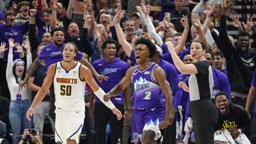 Jazz renovado abre campaña arrollando a Nuggets
