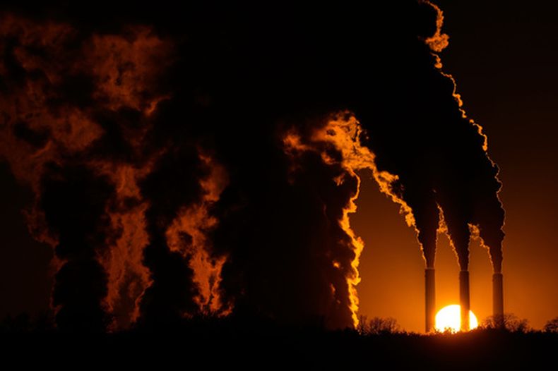 La planta eléctrica Jeffrey Energy Center, alimentada por carbón, cerca de Emmett, Kansas, el 3 de enero del 2026. (AP foto/Charlie Riedel)
