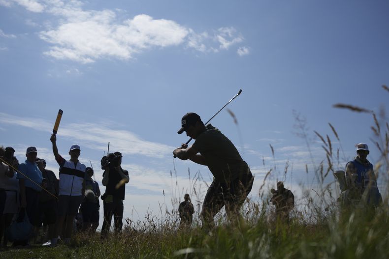 Viktor Hovland despeja en el tee del 14to hoyo durante una ronda de práctica del Abierto Británico, el miércoles 16 de julio de 2025, en el Royal Portrush Golf Club, Irlanda del Norte. (AP Foto/Jon Super)