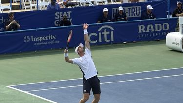 Andy Murray, de Gran Bretaña, saca durante el primer set de su primer partido en el Abierto DC en contra del estadounidense Brandon Nakashima, el miércoles 2 de agosto de 2023, en Washington. Murray, tres veces campeón de un Grand Slam, es el 15to favorito en el cuadro varonil del torneo de Washington. (AP Foto/Stephen Whyno)