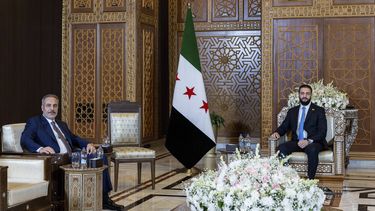 Foto suministrada por el Departamento de Prensa del Ministerio de Relaciones Exteriores de Turquía que muestra al ministro de exteriores turco Hakan Fidan (izq) con el presidente interino sirio Ahmad Al-Sharaa en Damasco el 7 de agosto del 2025. (Departamento de Prensa del Ministerio de Relaciones Exteriores de Turquía via AP)
