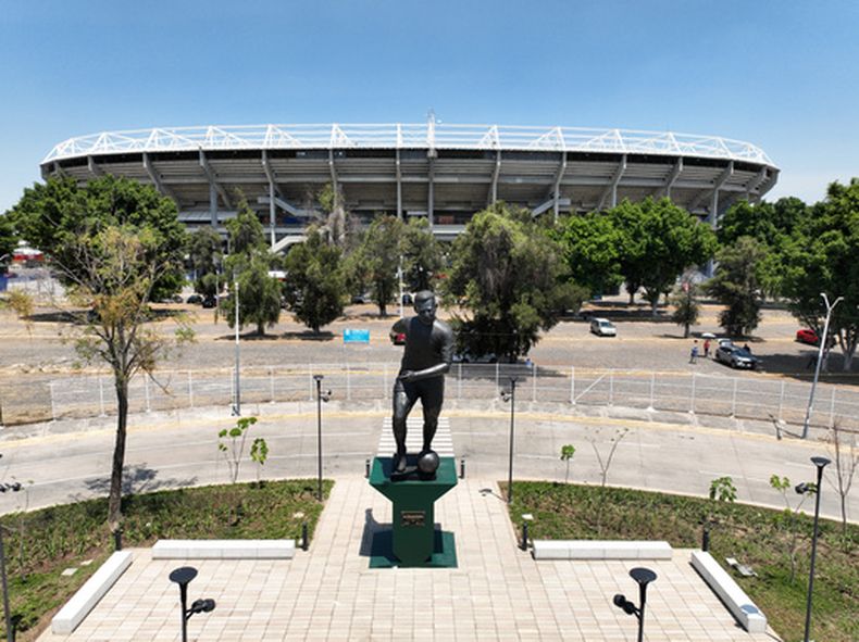 Una estatua de Pelé se yergue tras su develación en Guadalajara, México, el jueves 21 de mayo de 2026 (AP Foto/Refugio Ruiz)