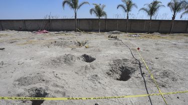 ARCHIVO - Una cinta que prohíbe el paso instalada por las autoridades acordona partes del Rancho Izaguirre durante un recorrido para la prensa, días después de que se descubrieron restos óseos en las instalaciones en Teuchitlán, estado de Jalisco, México, el 20 de marzo de 2025. (AP Foto/Alfredo Moya, Archivo)