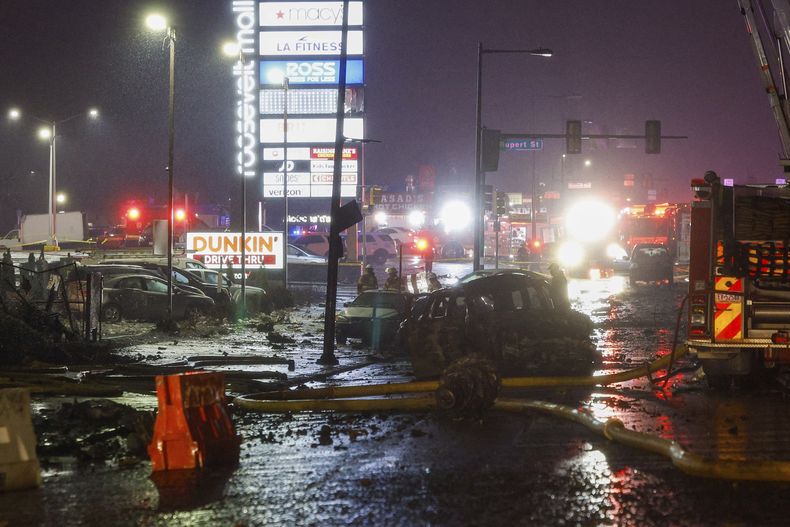 Esta fotografía muestra escombros cerca del Bulevar Roosevelt después de que un jet privado se estrelló cerca del Roosevelt Mall, el viernes 31 de enero de 2025, en Filadelfia. (Steven M. Falk/The Philadelphia Inquirer vía AP)