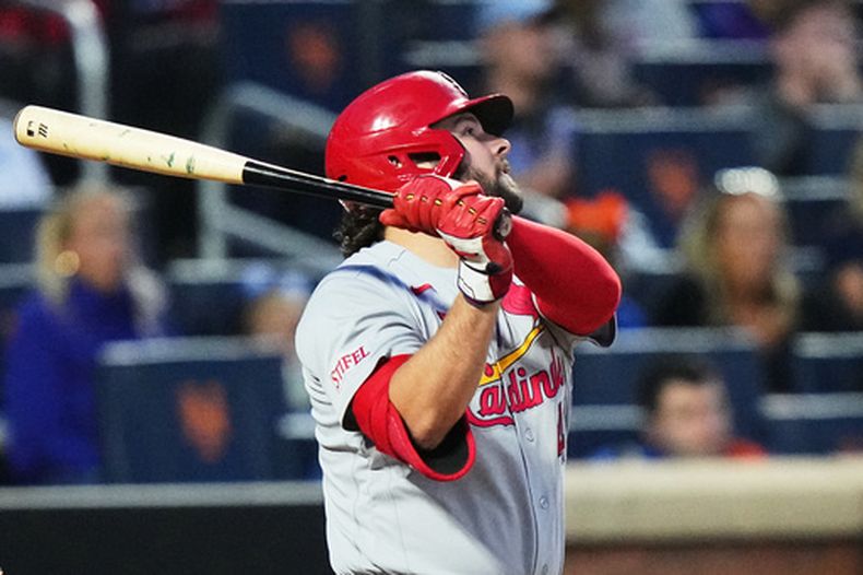 Alec Burleson, de los Cardenales de San Luis, completa el giro tras conectar un jonrón de dos carreras durante la quinta entrada de un partido de béisbol contra los Mets de Nueva York, el martes 9 de junio de 2026, en Nueva York. (Foto AP/Frank Franklin II)