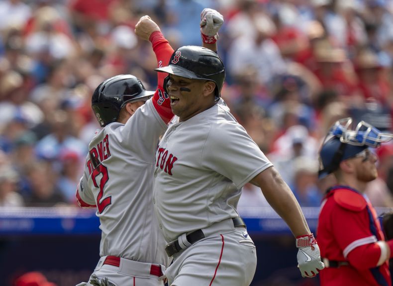 Rafael Devers (derecha) de los Medias Rojas de Boston luego de conectar un jonrón ante los Azulejos de Toronto, el sábado 1 de julio de 2023. (Frank Gunn/The Canadian Press vía AP)