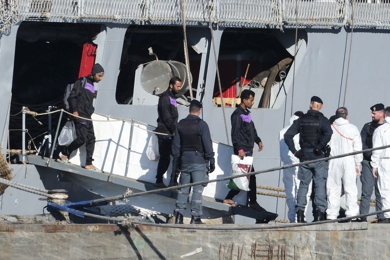 Migrantes desembarcan del Libra, un barco de la Armada italiana, en el puerto de Shengjin, en el noroeste de Albania, el viernes 8 de noviembre de 2024, mientras un segundo grupo de migrantes era interceptado en aguas internacionales. (AP Foto/Vlasov Sulaj)