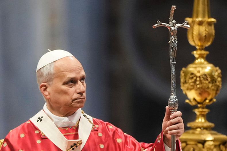 El papa León XIV sostiene un bastón pastoral mientras celebra una misa de Pentecostés en la basílica de San Pedro del Vaticano, el domingo 24 de mayo de 2026. (AP Foto/Gregorio Borgia)