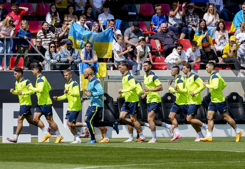 Jugadores de la selección ucraniana calientan frente al público en una sesión de entrenamiento antes del inicio de la Euro 2024 en Wiesbaden, Alemania el jueves 13 de junio del 2024. (AP Foto/Michael Probst)