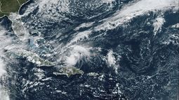 Esta imagen satelital proporcionada por la Oficina Nacional de Administración Oceánica y Atmosférica de Estados Unidos (NOAA, por sus siglas en inglés) muestra el huracán Oscar, el sábado 19 de octubre de 2024. (NOAA vía AP)