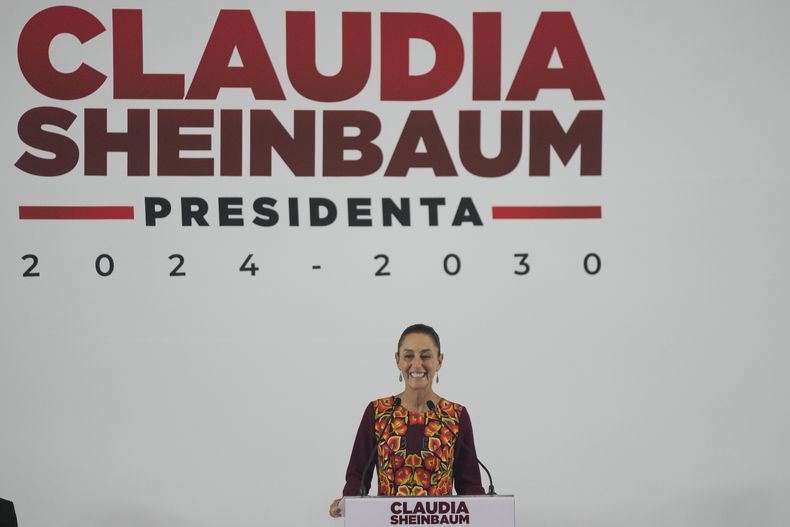 La nueva presidenta de México, Claudia Sheinbaum, sonríe durante una rueda de prensa en la que presentó a miembros de su próximo gabinete en Ciudad de México el jueves 27 de junio de 2024. El jueves 4 de julio de 2024, Sheinbaum nombró a otros cuatro integrantes del que será su gabinete, entre ellos a la secretaria de Gobernación y quien será Rosa Icela Rodríguez, la actual titular de la cartera de Seguridad. (AP Foto/Fernando Llano)