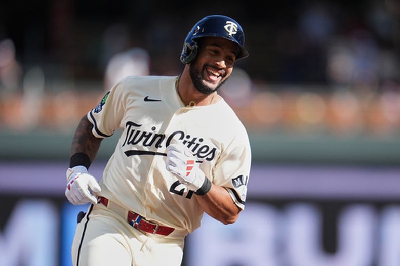 El pelotero de los Mellizos de Minnesota, Emmanuel Rodriguez (21), recorre las bases tras conectar un cuadrangular solitario para conseguir su primer imparable en las Grandes Ligas durante su debut en el béisbol en la tercera entrada de un partido en Minneapolis, el sábado 12 de septiembre de 2026. (Foto AP/Abbie Parr)
