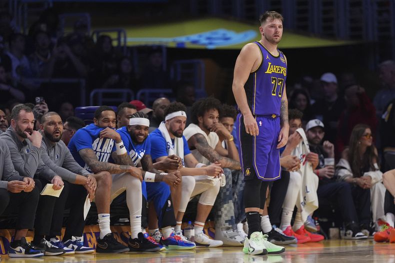 El esloveno Luka Doncic, de los Lakers de Los Ángeles, disputa un partido frente a los Mavericks de Dallas, el martes 25 de febrero de 2025 (AP Foto/Mark J. Terrill)