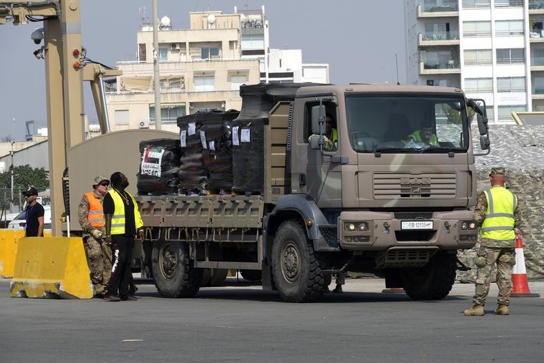 Un camión con ayuda humanitaria con destino a Gaza a punto de abordar un barco estadounidense en Larnaca, Chipre, el 26 de junio del 2024.. (Foto AP /Petros Karadjias)