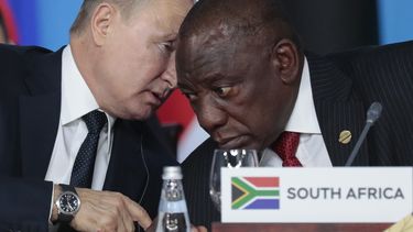 Archivo - El presidente ruso, Vladimir Putin (izquierda), habla con el presidente sudafricano, Cyril Ramaphosa, durante una sesión plenaria de la cumbre Rusia-África en el centro turístico ruso de Sochi, en el Mar Negro, el 24 de octubre de 2019. Ramaphosa aseguró el martes 16 de mayo de 2023 que sus homólogos ruso y ucraniano acordaron celebrar reuniones separadas con una delegación de mandatarios africanos para analizar un posible plan para poner fin a la guerra en Ucrania. (Sergei Chirikov/Foto de Pool vía AP, Archivo)