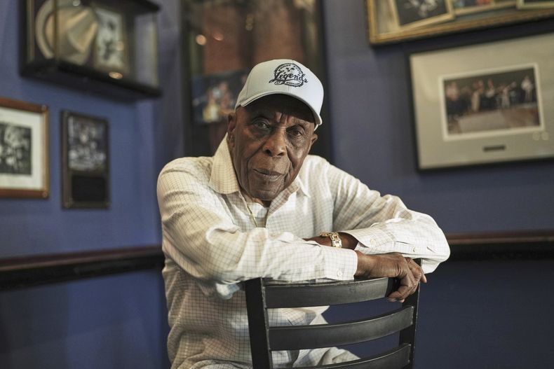 Buddy Guy posa para un retrato en Buddy Guys Legends en Chicago el jueves 24 de julio de 2025.(AP Photo/Nam Y. Huh)