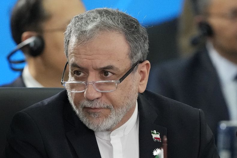 El ministro de Relaciones Exteriores de Irán, Abbas Araghchi, asiste a la 17ma cumbre anual de los BRICS en Río de Janeiro, Brasil, el lunes 7 de julio de 2025. (AP Foto/Eraldo Peres)