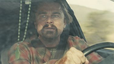 Esta imagen publicada por Warner Bros. Pictures muestra a Leonardo DiCaprio en una escena de One Battle After Another. (Warner Bros. Pictures via AP)