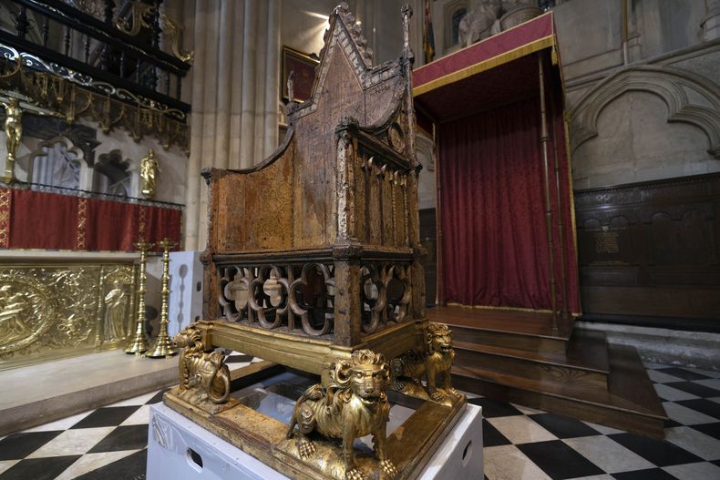 ARCHIVO - La Silla de Coronación en la Abadía de Westminster en Londres, el miércoles 12 de abril de 2023, previo a la coronación del rey Carlos III del 6 de mayo de 2023. Carlos será coronado en la Silla de la Coronación bajo la cual estará la Piedra del Destino, una losa sagrada de piedra arenisca en la que se coronaba a los reyes escoceses. La silla ha sido parte de cada coronación desde 1308. (Dan Kitwood/Pool Photo via AP, archivo)