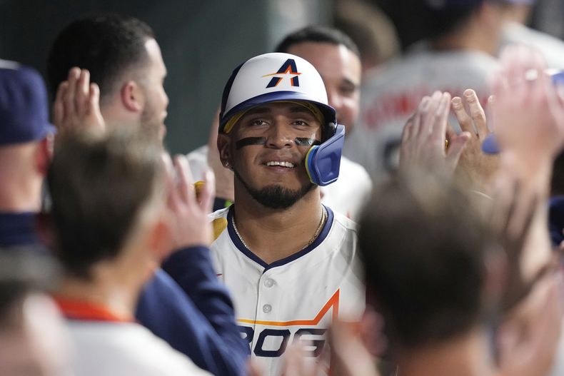Isaac Paredes de los Astros de Houston celebra en el dugout después de batear un jonrón contra los Guardianes de Cleveland durante la quinta entrada de un partido de béisbol el lunes 7 de julio de 2025, en Houston. (AP Photo/David J. Phillip)