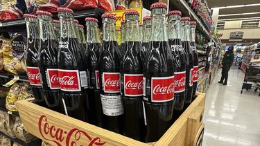 Botellas de Coca-Cola mexicana se exhiben en una tienda de comestibles en Mount Prospect, Illinois, el jueves 17 de julio de 2025. (AP Foto/Nam Y. Huh)