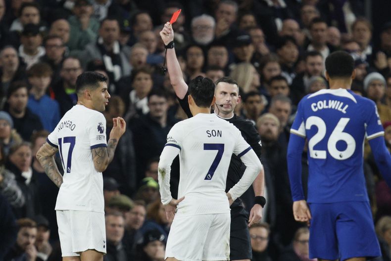El árbitro Michael Oliver le muestra una tarjeta roja a Cristian Romero del Tottenham en el encuentro de la Liga Premier ante el Chelsea del lunes 6 de noviembre del 2023. (AP Foto/David Cliff)