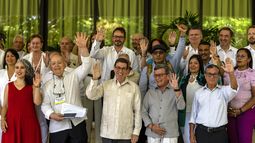 Representantes del gobierno colombiano y miembros del Ejército de Liberación Nacional (ELN) posan para una foto en la inauguración del tercer ciclo de negociaciones de paz entre el grupo guerrillero y el gobierno colombiano en La Habana, Cuba, el martes 2 de mayo de 2023. (AP Foto/Ramón Espinosa)