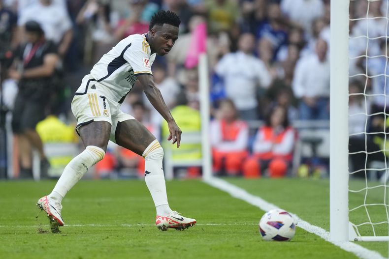 Vinicius Junior anota el tercer gol del Real Madrid en la victoria 4-0 ante Osasuna en la Liga española, el sábado 7 de octubre de 2023, en Madrid. (AP Foto/José Bretón)