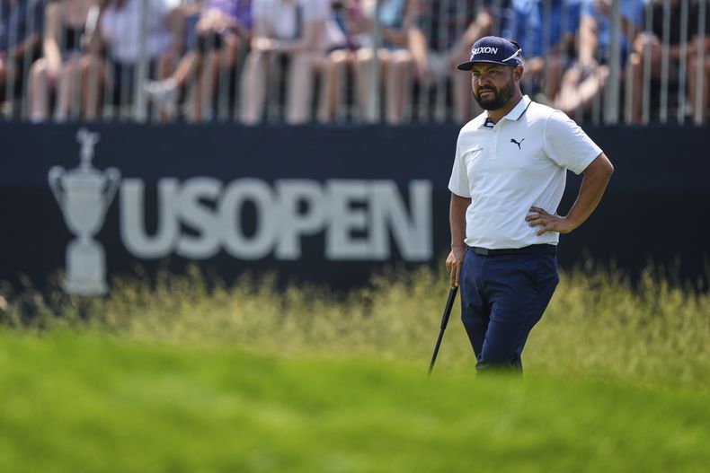 J.J. Spaun espera para realizar su putt en el hoyo 7 durante la primera ronda del US Open, el jueves 12 de junio de 2025, en Oakmont, Pensilvania (AP Foto/Charlie Riedel)
