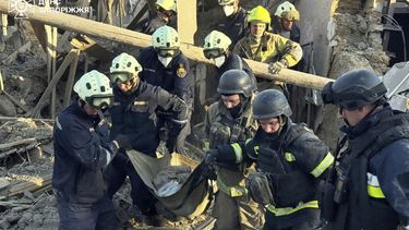 En esta imagen proporcionada por el Servicio Ucraniano de Emergencia, bomberos llevan a una persona tras un ataque ruso en Zaporiyia, Ucrania, el lunes 22 de septiembre de 2025. (Servicio Ucraniano de Emergencia via AP Foto)