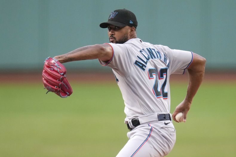 El abridor de los Marlins de Miami Sandy Alcantara lanza en la primera entrada del juego ante los Medias Rojas de Boston el martes 27 de junio del 2023. (AP Foto/Charles Krupa)