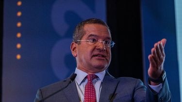 el gobernador firma una medida para adelantar el bono de navidad a empleados publicos