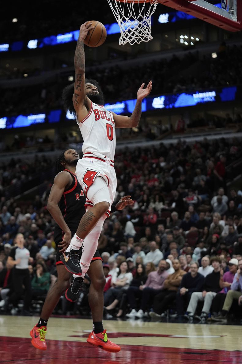 Coby White, de los Bulls de Chicago, encesta en el partido del martes 1 de abril de 2025 ante los Raptors de Toronto (AP Foto/Erin Hooley)