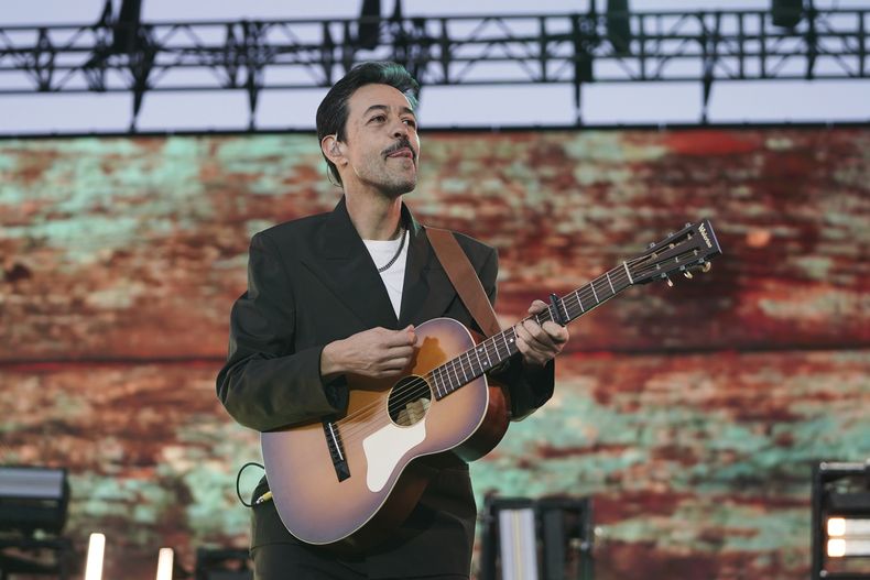Emmanuel del Real, alias Meme, durante su presentación en la 25ª edición del festival de música Vive Latino en la Ciudad de México, el sábado 15 de marzo de 2025. (Foto AP/Aurea Del Rosario)