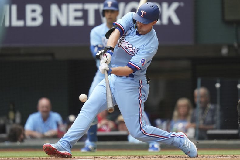 Corey Seager de los Rangers de Texas conecta un jonrón de dos carreras en la segunda entrada frente a los Rockies de Colorado el domingo 21 de mayo del 2023. (AP Foto/LM Otero)