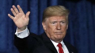 Trump responde a Tillerson llamándolo “tonto” y “holgazán”