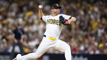 Michael King, de los Padres de San Diego, lanza en el tercer juego de la serie divisional de la Liga Nacional ante los Cerveceros de Milwaukee, el martes 6 de octubre de 2026 (AP Foto/Derrick Tuskan)