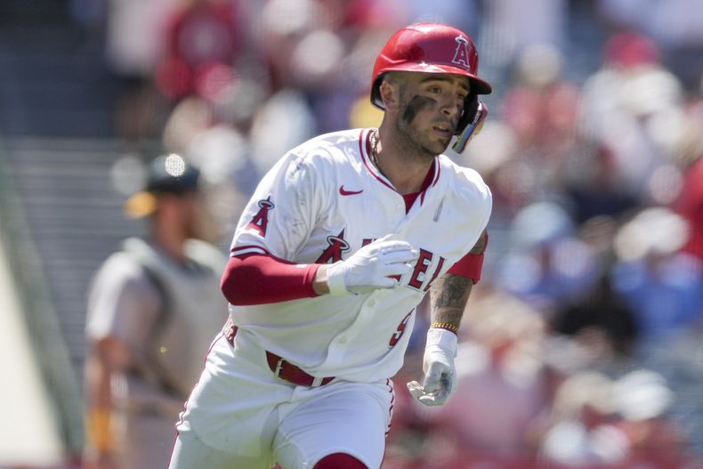 Zach Neto, de los Angelinos de Los Ángeles, pasa por primera base con un doblete productor de dos carreras en contra de los Atléticos de Oakland durante la sexta entrada del juego de béisbol de miércoles 26 de junio de 2024. (AP Foto/Eric Thayer)