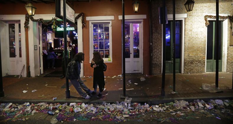 La basura en Bourbon Street la mañana después de Mardi Gras, en Nueva Orleans, el 18 de febrero de 2015. (Foto AP /Gerald Herbert)