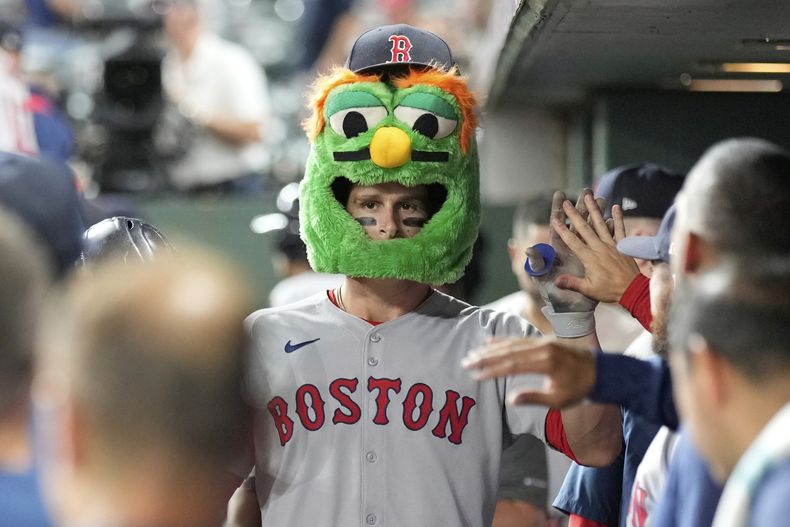 Roman Anthony de los Medias Rojas de Boston celebra en el dugout tras batear un jonrón en la octava entrada ante los Astros de Houston el martes 12 de agosto del 2025. (AP Foto/David J. Phillip)