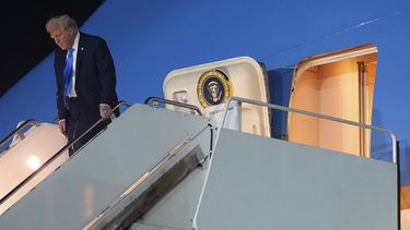 El presidente de EEUU, Donald Trump, llega en el avión presidencial Air Force One al Aeropuerto Internacional John F. Kennedy, en Nueva York, el lunes 22 de septiembre de 2025. (AP Foto/Evan Vucci)