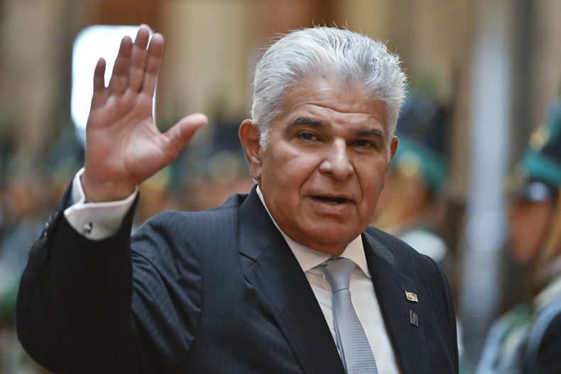 El presidente de Panamá, José Mulino, saluda a su llegada al Congreso para asistir a la ceremonia de juramentación del presidente electo Yamandu Orsi, en el día de la toma de posesión en Montevideo, Uruguay, el sábado 1 de marzo de 2025. (Foto AP/Santiago Mazzarovich)