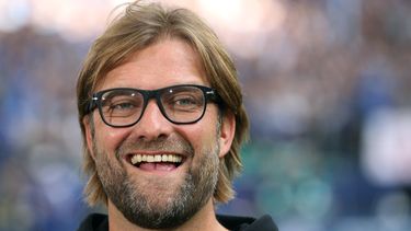americateve | En esta foto del 26 de octubre del 2013 se ve al t&eacute;cnico del Borussia Dortmund, Juergen Klopp. El DT acaba de firmar una extensi&oacute;n de su contrato por dos a&ntilde;os hasta el 2018, anunci&oacute; el club el 30 de octubre (AP Foto/dpa,Friso G