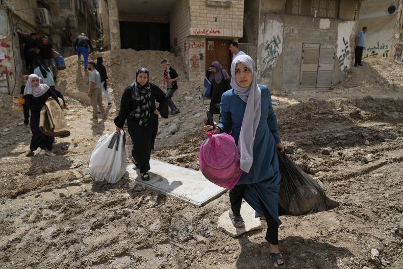Residentes del campamento para refugiados Tulkarem, ahora evacuado, retiran sus pertenencias antes que el ejército israelí inicie la demolición de las 116 viviendas que conforman dos campamentos ubicados en la ciudad cisjordana ocupada por Israel, el viernes 2 de mayo de 2025. (AP Foto/Nasser Nasser)
